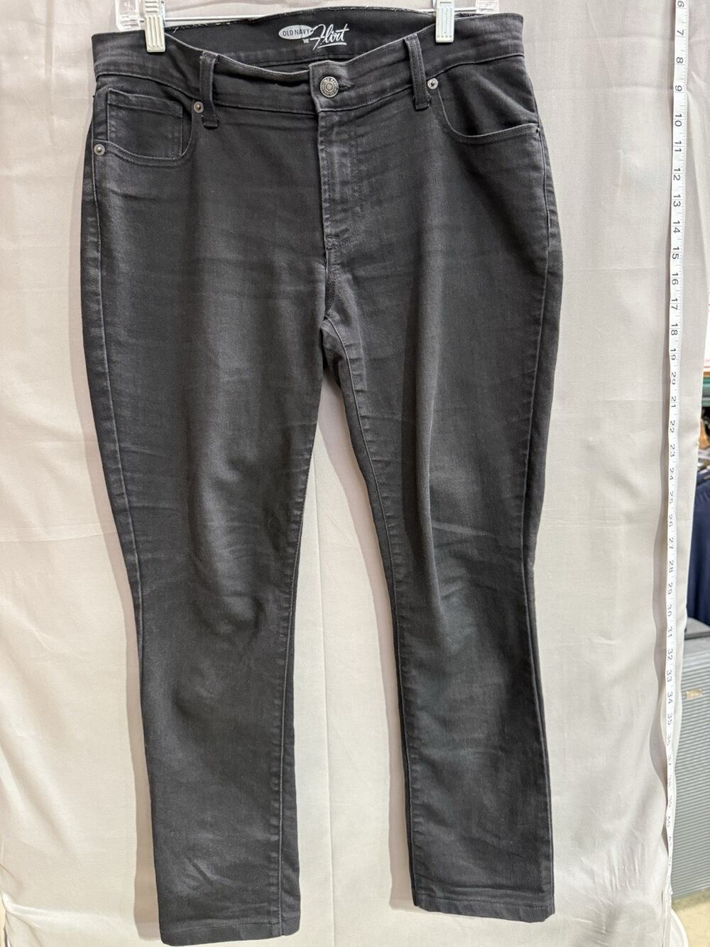 black Old Navy women's stretch skinny jeans. Size 8 TG2285